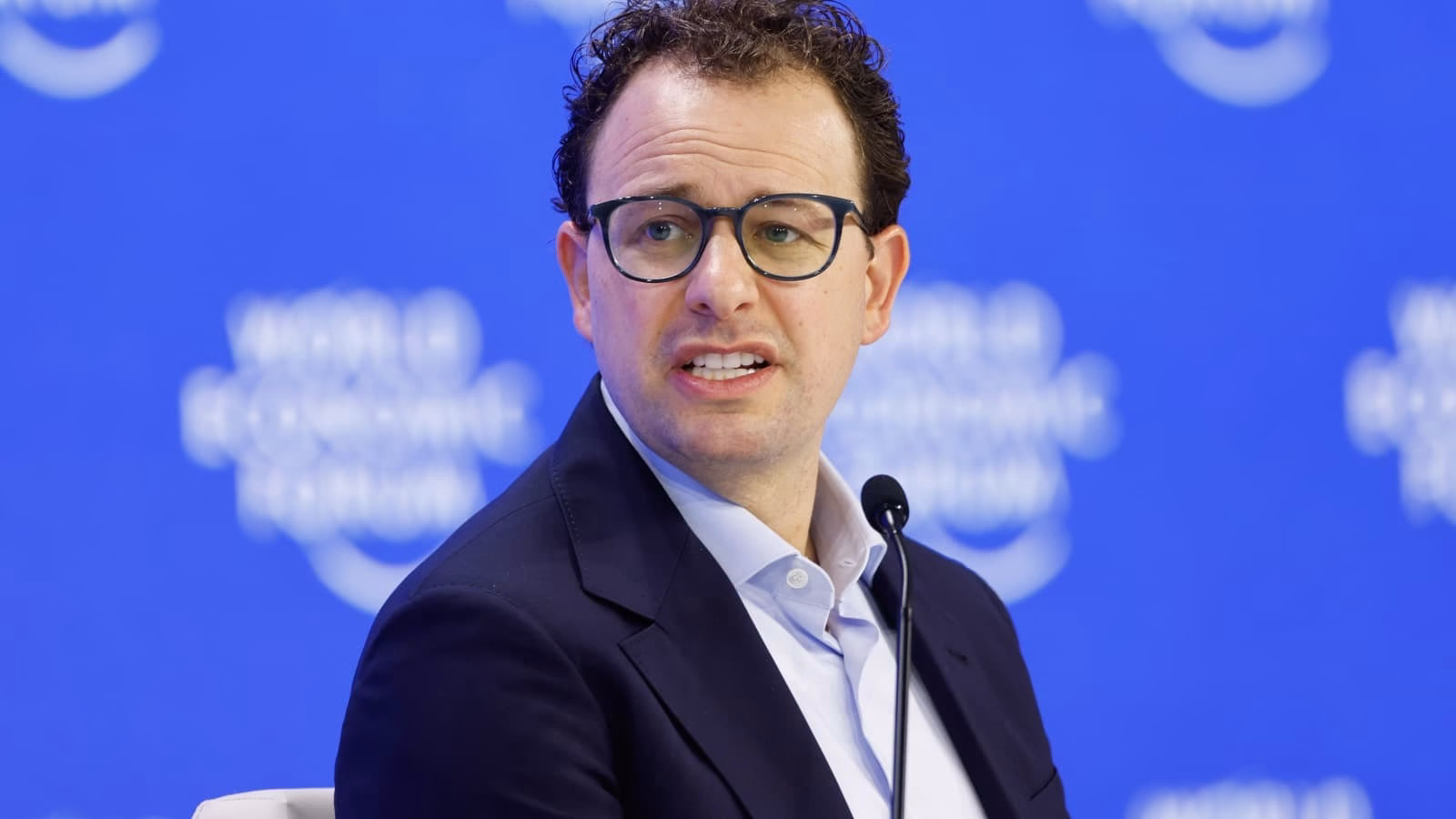 Logo Anthropic e grafico IPO, contesto mercati finanziari AI